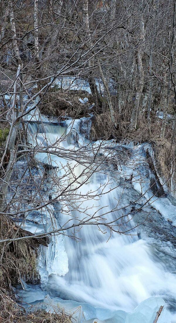 Oberlauf des winterlichen Skjervsfossen