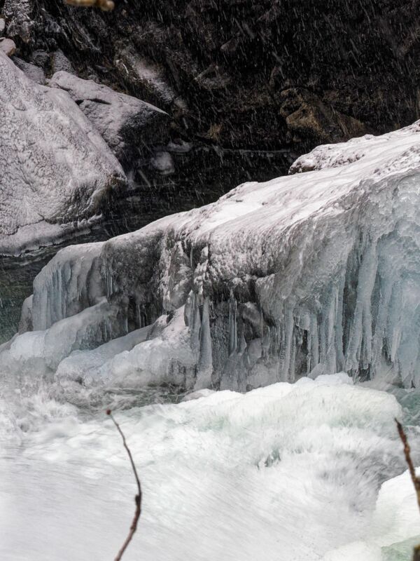 Eisgebilde am Fluss Kinso