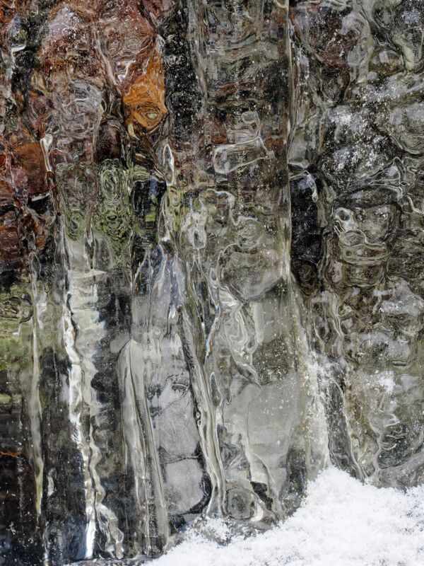 Eisgebilde am Fluss Kinso