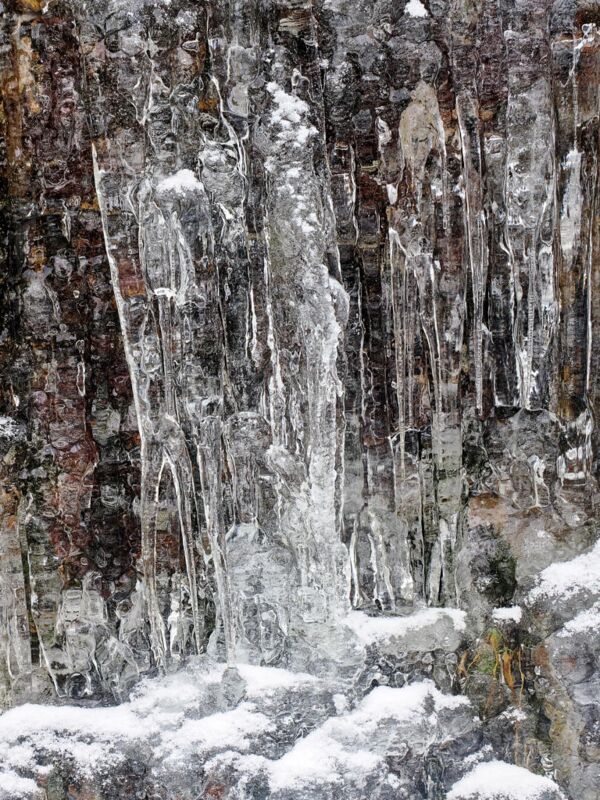 Eisgebilde am Fluss Kinso