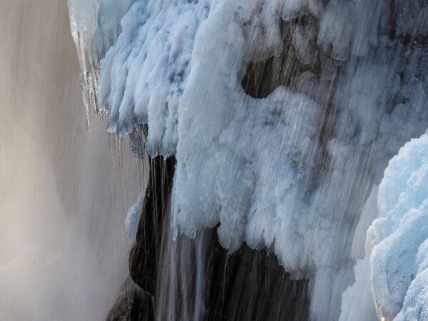 Eisgebilde am Steinsdalsfossen