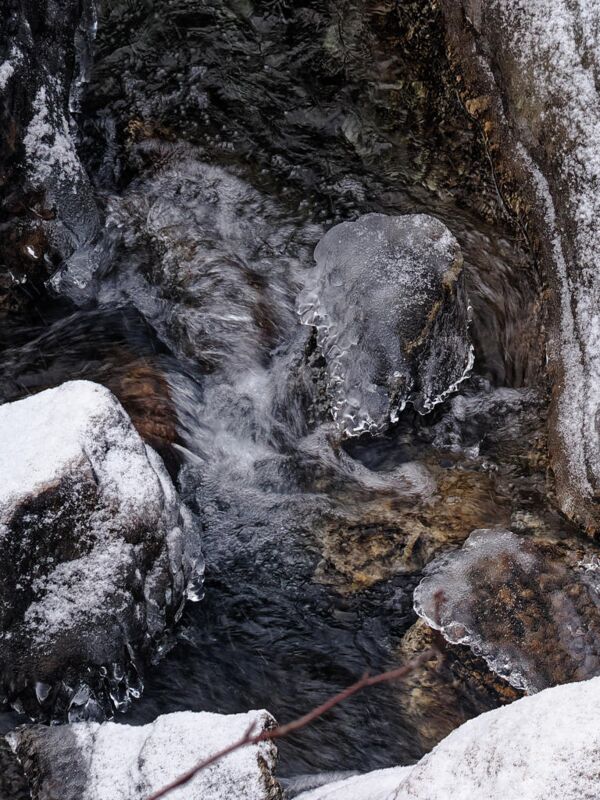 Eisgebilde am Fluss Kinso