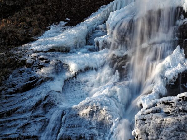 Eisgebilde am Steinsdalsfossen