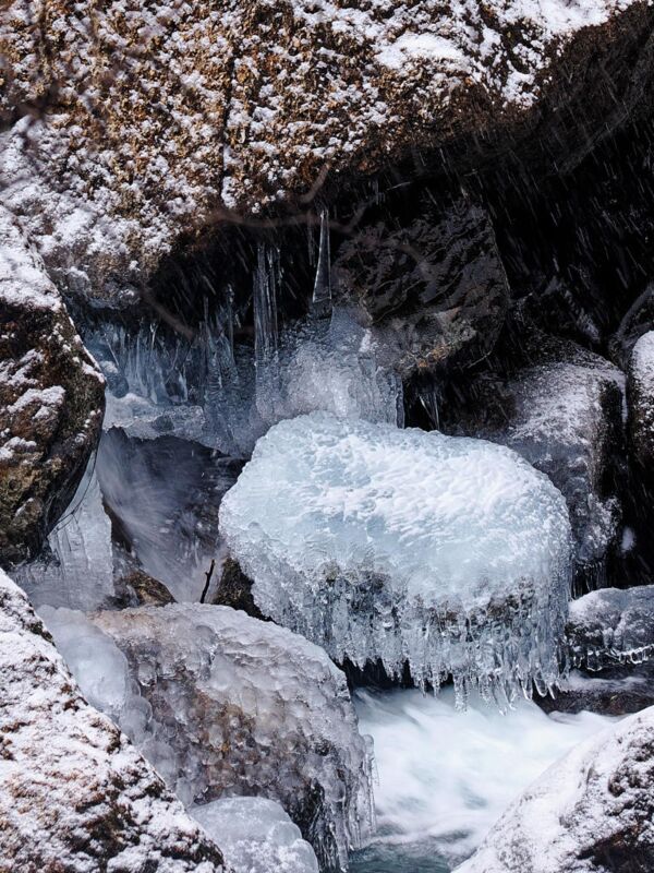 Eisgebilde am Fluss Kinso