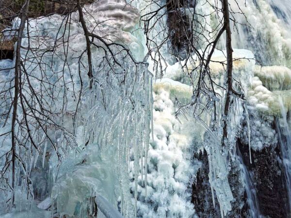 Eiskunst am winterlichen Skjervsfossen