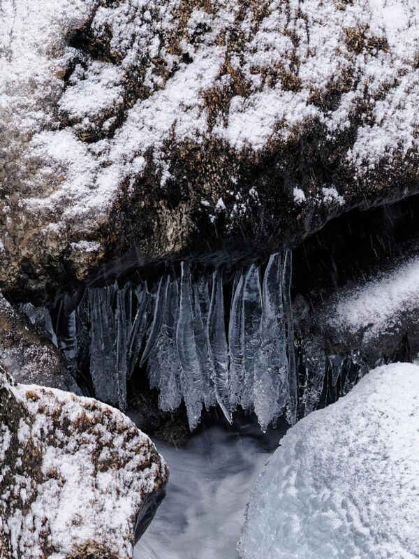 Eisgebilde am Fluss Kinso