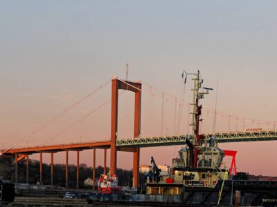 Brücke über die Fährhafenzufahrt