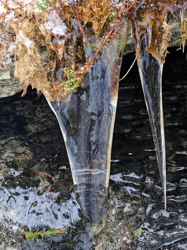 Eisgebilde am Fluss Kinso