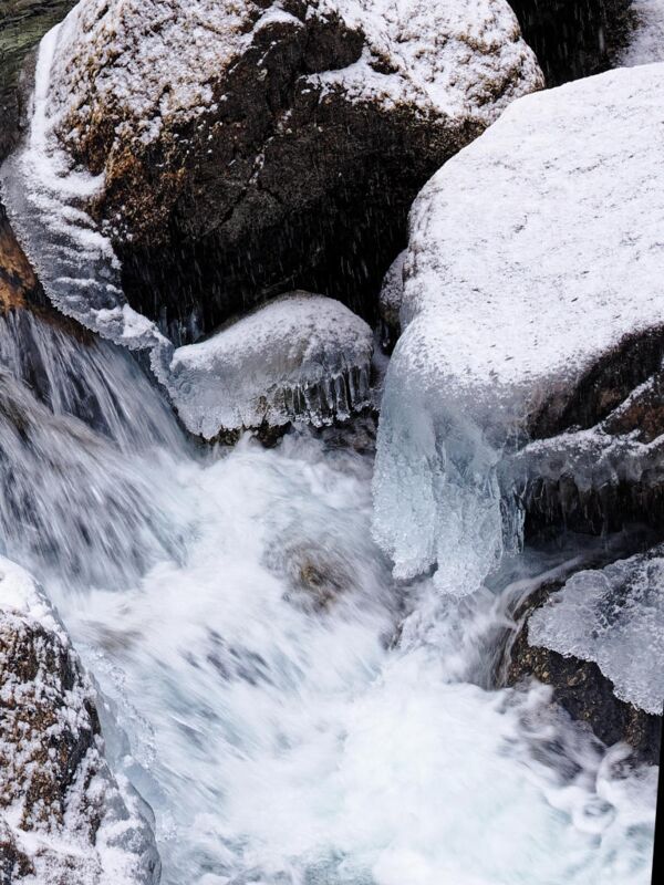 Eisgebilde am Fluss Kinso