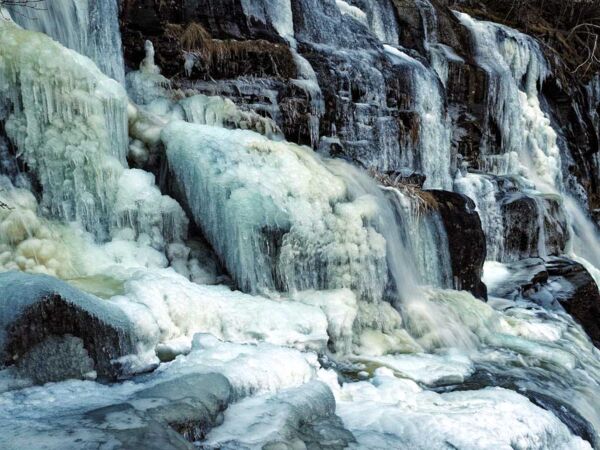 Eiskunst am winterlichen Skjervsfossen