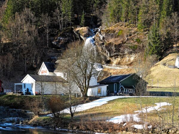 Blick über Norheimsund auf den Fossen