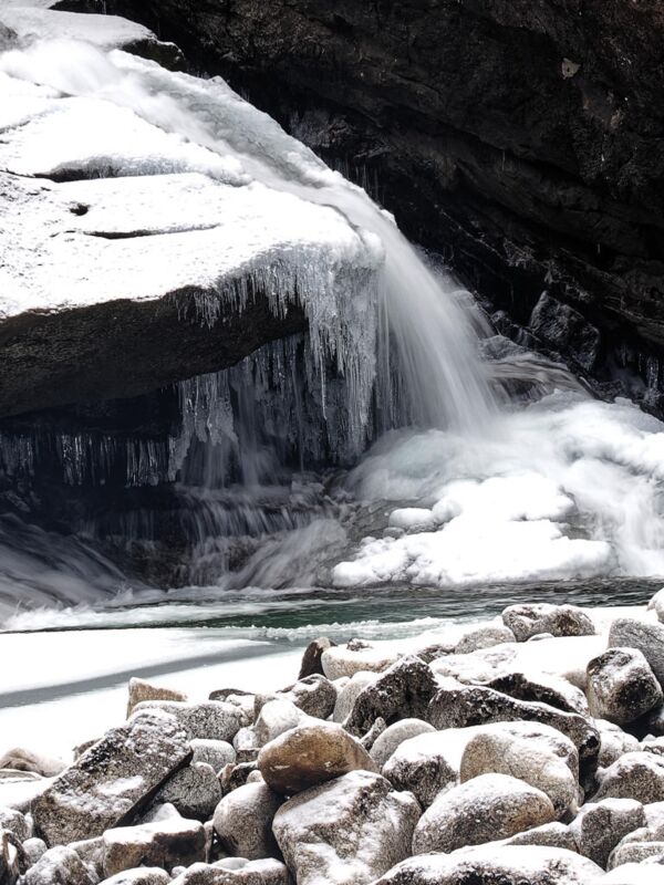 Eisgebilde am Fluss Kinso