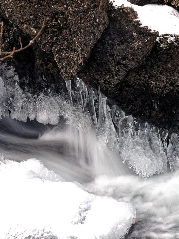 Eisgebilde am Fluss Kinso